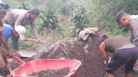 Polsek Kawali dan Koramil Kawali Pantau Pengaspalan Jalan Hotmix di Desa Winduraja (Istimewa)