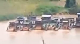 Tim investigasi awak media menemukan keberadaan puluhan mesin sedot emas yang beroperasi di aliran sungai Desa Nanga Biang, Kecamatan Kapuas, Kabupaten Sanggau, pada Minggu (14/9/2025).