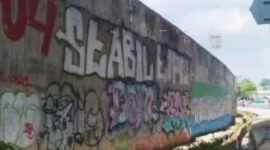 Kolong Tol Cisumdawu Cileunyi Diserbu Warung Liar, Pemkab Siapkan Taman dan Lapang Futsal