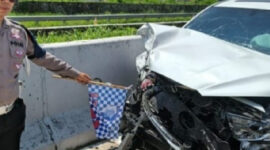 Minibus Innova Zenix Tabrak Innova Lain di Tol Cisumdawu, Satu Mobil Terbalik