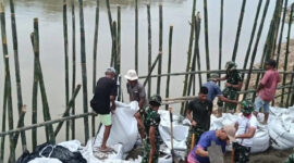 TNI–Warga Bergerak Cepat Perkuat Tanggul Stabat Lama Antisipasi Banjir Susulan
