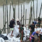 TNI–Warga Bergerak Cepat Perkuat Tanggul Stabat Lama Antisipasi Banjir Susulan